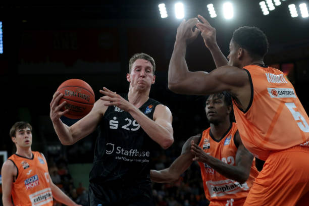 持高水平竞 持高水平竞