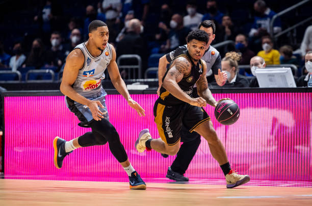 通过顽强的 通过顽强的