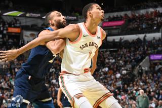 亚站的男子 亚站的男子